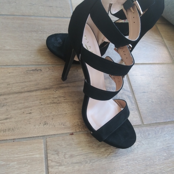 Shoes - Picture 2 of 7